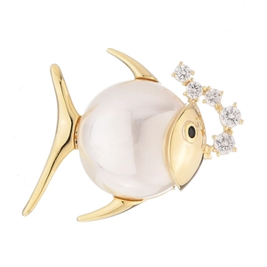 Élégante broche poisson dorée avec corps en perle blanche et détails en zircon