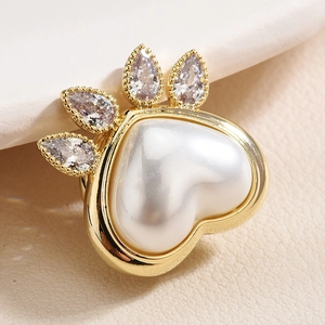 Broche magnétique patte de chat avec perle en forme de cœur et métal doré sur cuir beige