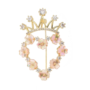 Élégante broche couronne dorée avec pétales de fleurs en cristal rose en forme de cœur