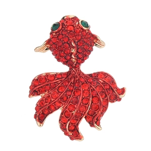Exquisite rote Goldfisch-Brosche mit funkelnden Kristallen und Vergoldung für Damen