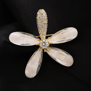 Luxury Gold Plated Copper Zircon Flower Brooch Pin With Shell Petals Elegant Jewelry For Women Banquet Wedding Accessories