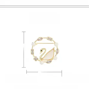 Dettaglio della spilla a cigno dimensioni 3.9cm in rame con zirconi e perle finti