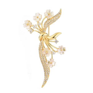 Spilla fiore dorata elegante con petali in madreperla e zirconi brillanti per cappotti