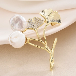 Brosche mit Barockperlen und Ginkgoblättern mit Zirkonia in eleganter Goldoptik
