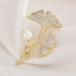 Broche élégante en feuille de ginkgo avec cristaux brillants et perle blanche sur satin