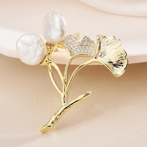 Spilla foglia di ginkgo con perle barocche e zirconi su montatura in oro lusso
