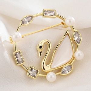 Elegante Spilla Cigno a Cerchio in Rame Placcato Oro Con Zirconi E Künstliche Perle Madreperla Bianca Moda Animale Gioielli Donna