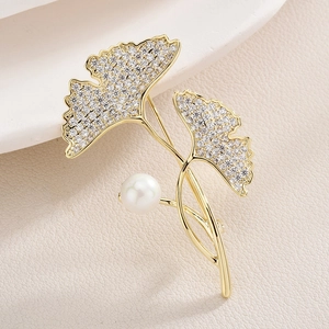 Broche élégante en feuilles de ginkgo dorées avec perle blanche et cristaux brillants