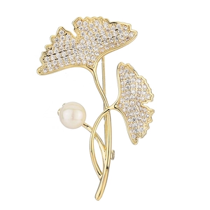 Élégante broche feuille de ginkgo dorée avec cristaux brillants et une perle blanche
