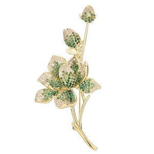Eleganter Gold-Blumenanstecker mit grünen und weißen Zirkonia-Steinen im Blumendesign