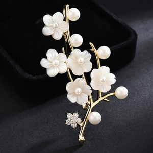 Elegante Spilla a Fiore in Lega per Donna Placcata Oro Con Fiore di Conchiglia Perla Artificial Sintetica Zirconia Spilla Botanica Gioielli