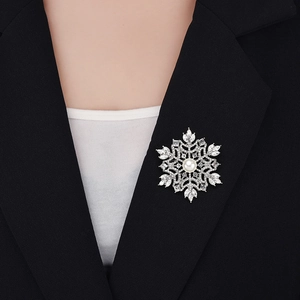 Elegante Schneeflocken-Brosche mit Perle und Kristallen am schwarzen Revers