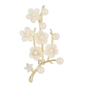 Elegante spilla a fiore in conchiglia con perle bianche e rami dorati da donna