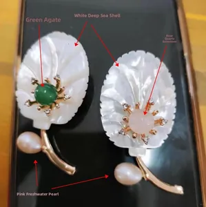 Détail de broches fleur avec agate verte, coquillage et perles d'eau douce roses