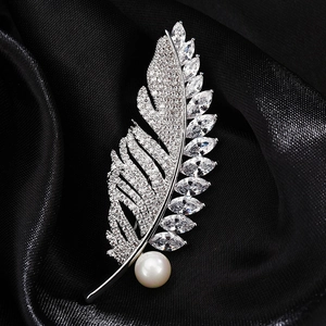 Broche plume élégante en argent avec des zircons marquise et une perle blanche raffinée