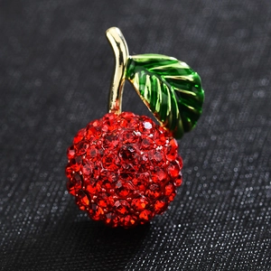 Élégante broche cerise avec pavé de cristaux rouges et feuilles émaillées sur noir