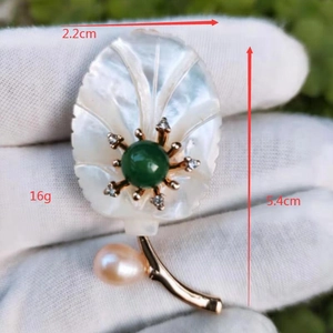 Broche feuille avec fleur en nacre pierre verte et perle rose taille 2.2x5.4cm