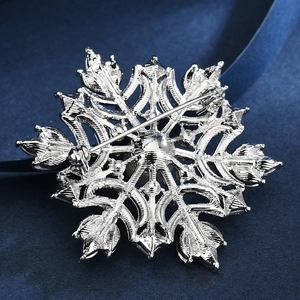 Silberne Schneeflocken-Brosche mit Strass und sicherem Verschluss auf Samt