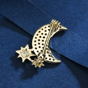 Eleganter vergoldeter Mond-Stern-Brosche mit Wabenstruktur-Rückseite und Nadelverschluss