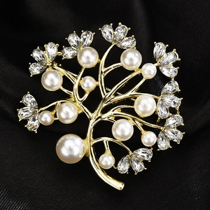 Eleganter Goldbaum-Brosche mit weißen Perlen und Markiskristallen auf schwarzer Seide