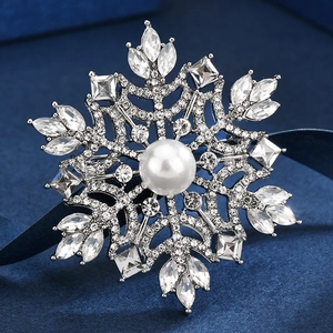 Eleganter Schneeflocken Brosche Mit Künstliche Perlenimitat Strass Legierung Silberfarben Winter Mode Schmuck Für Damen Anzug Mantel Dekor