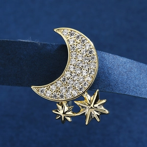 Eleganter Gold-Mond und Stern Brosche mit funkelnden weißen Zirkonia-Steinen besetzt