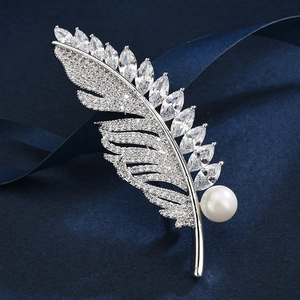 Élégante Broche Plume Cuivre Plaqué Argent Incrustation de Zircone Künstliche Perle de Culture Corsage pour Femme Mariage Fête Bijoux