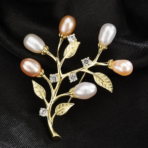 Broche branche dorée avec perles d'eau douce et zircons brillants sur soie noire