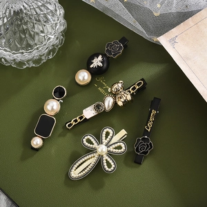 Détail du lot de 5 barrettes à cheveux avec perles, abeilles métalliques et fleurs