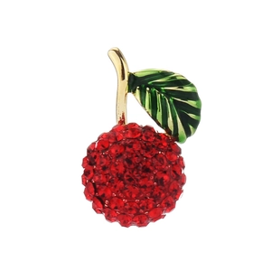 Élégante broche cerise avec strass rouges et tige dorée sur fond blanc éclatant