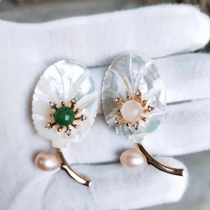 Élégante Broche Feuille en Nacre Sculptée pour Femme Alliage Doré Épingle Fleur avec Agate Süßwasserperle Rose Zircone Bijoux Cadeau