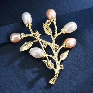 Broche florale élégante en métal doré avec perles goutte et cristaux étincelants