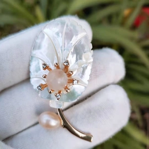 Broche fleur élégante avec perles d'eau douce et design de feuille dorée pour femme