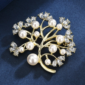 Eleganter Geldbaum-Brosche in Gold mit weißen Perlen und Kristallblättern