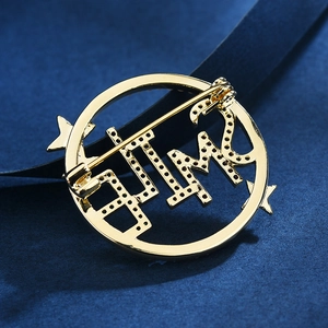 Eleganter runder Goldene Brosche mit SMILE Gravur und Sicherheitsverschluss auf Blau