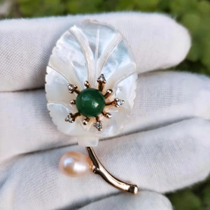 Broche élégante en feuille d'or avec nacre blanche, pierre verte et perle rose