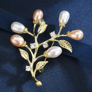 Broche branche dorée avec perles blanches et roses et zircons brillants pour femmes