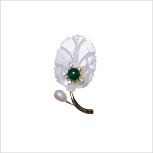 Broche feuille en or élégante avec nacre blanche, pierre verte et perle d'eau douce
