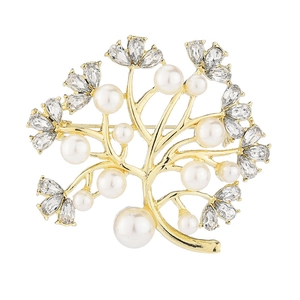 Eleganter Goldbaum-Brosche mit weißen Perlen und funkelnden Kristallen auf Weiß