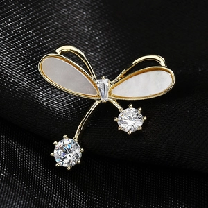 Broche cerise papillon dorée avec feuilles en nacre blanche et zircons brillants