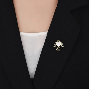 Broche chien en œil de chat élégante avec couronne sur revers de costume noir