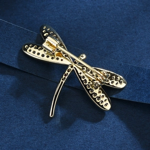 Eleganter Libellen-Brosche aus Gold mit Zirkonia-Mikropflaster und Sicherheitsnadel