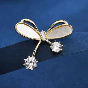 Broche libellule élégante en or avec ailes en nacre et gouttes de cristal zircon