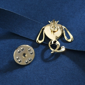 Broche chiot dorée chic avec pierre d'opale et design de cœur incluant fermoir papillon
