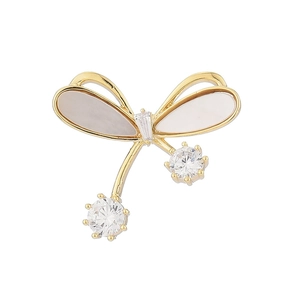Broche papillon dorée élégante avec ailes en nacre blanche et zircons étincelants