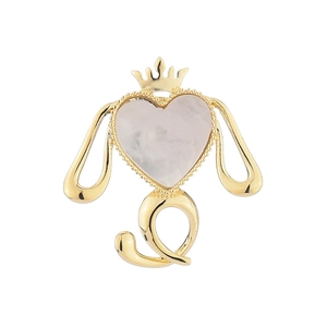Broche cœur couronne dorée élégante avec texture de marbre rose sur fond blanc pur