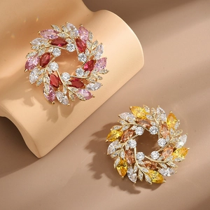 Broche Couronne Élégante pour Femmes Haut de Gamme Micro Incrusté Cuivre Strass Floral Broche Accessoires de Vêtement Banquet Fête
