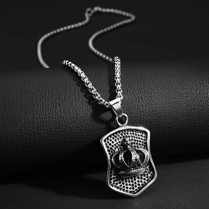 Primer plano macro de un colgante de escudo punk vintage con relieve de corona en cuero