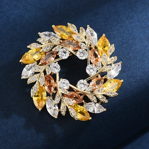 Élégante broche couronne de fleurs en zircon doré sur fond de velours bleu foncé profond