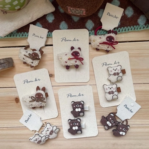 Lot de barrettes et chouchous en peluche ours et agneau pour filles sur fond bois chaleureux